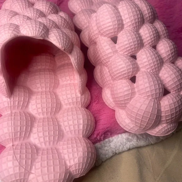 Pink cloudy slides - Picture 2 of 3